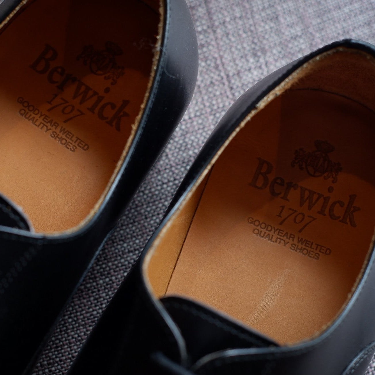 Berwick 1707 Plain Captoe Oxfords in Black Calf
